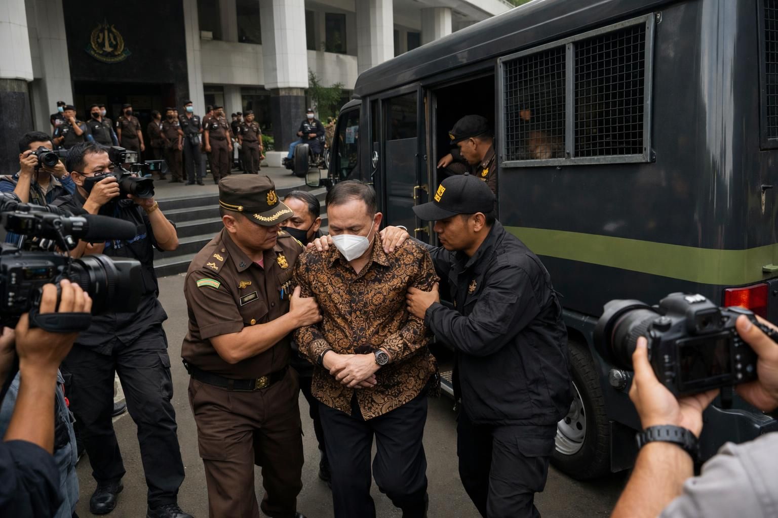 kepala ombudsman ditangkap atas kasus korupsi hanya enam hari setelah pelantikan, mengungkap skandal besar yang mengguncang institusi pengawas pemerintah.